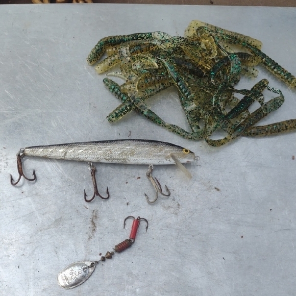 Fishing Lures Set with Silver and Green Colors - Picture 1 of 4